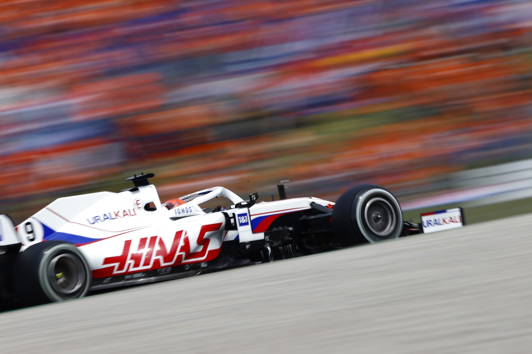 Holnap érkezik a Haas vadonatúj autója