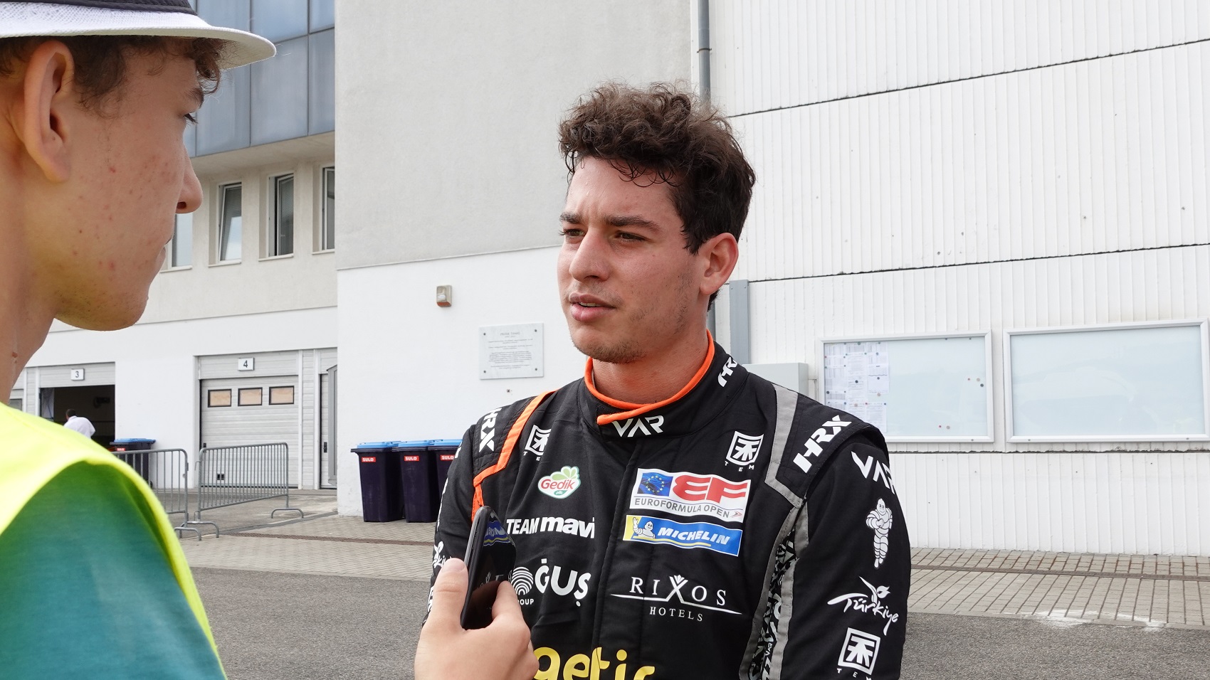 Balhé a paddockban: lökdösődő apja miatt büntették a török pilótát