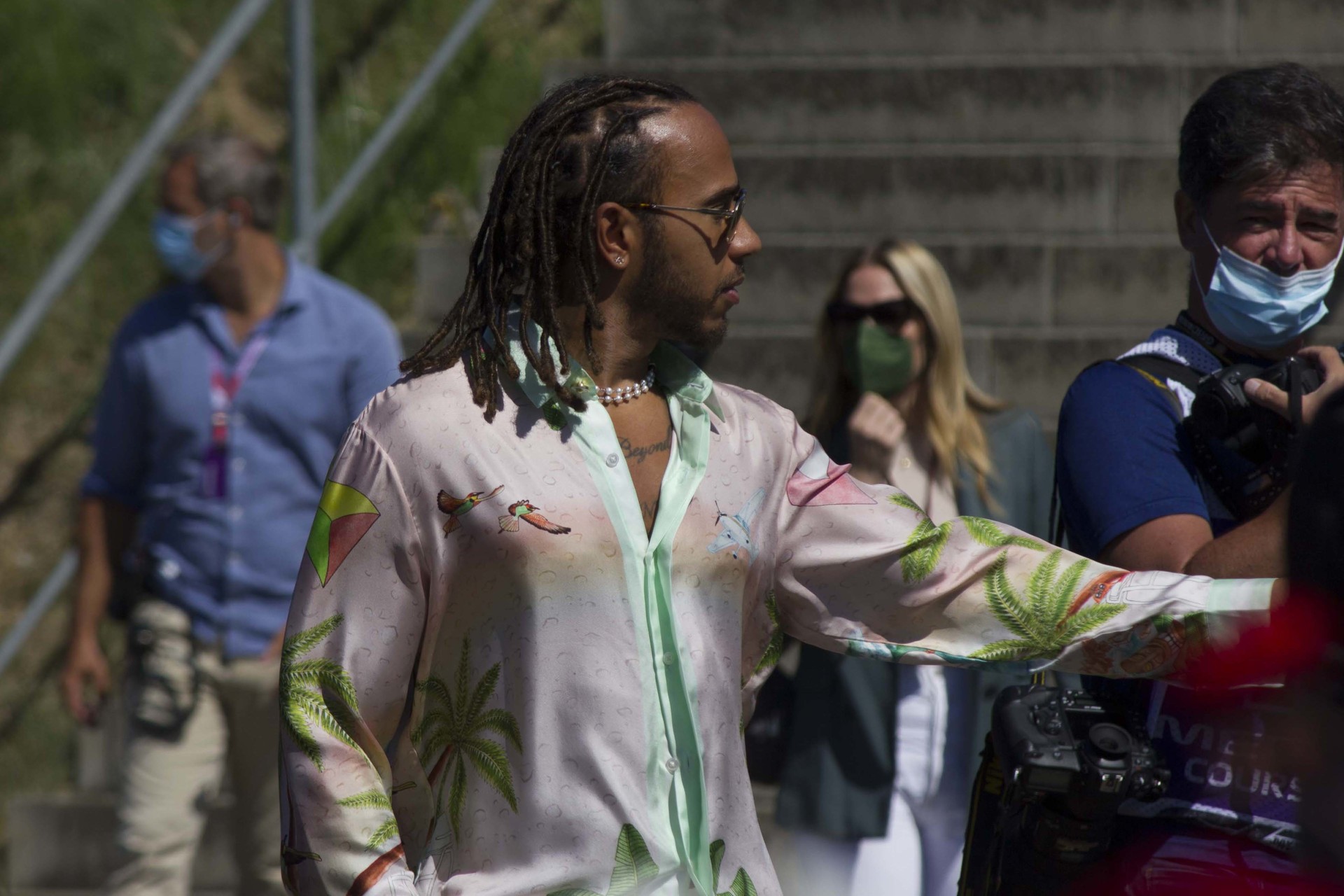 Hamilton elmondta, mit üzen az öltözeteivel