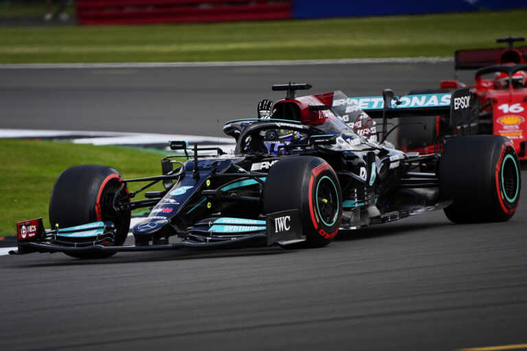 Hamilton ismét az élen, míg Räikkönen „vízben úszott”