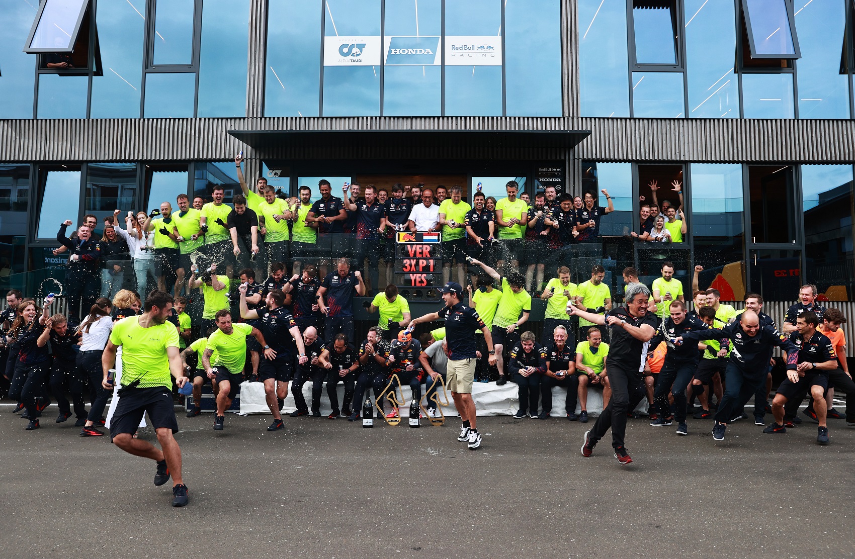 Nemzetközi sajtó: Partihét a Red Bullnál, a Mercedes esélyei halványulnak