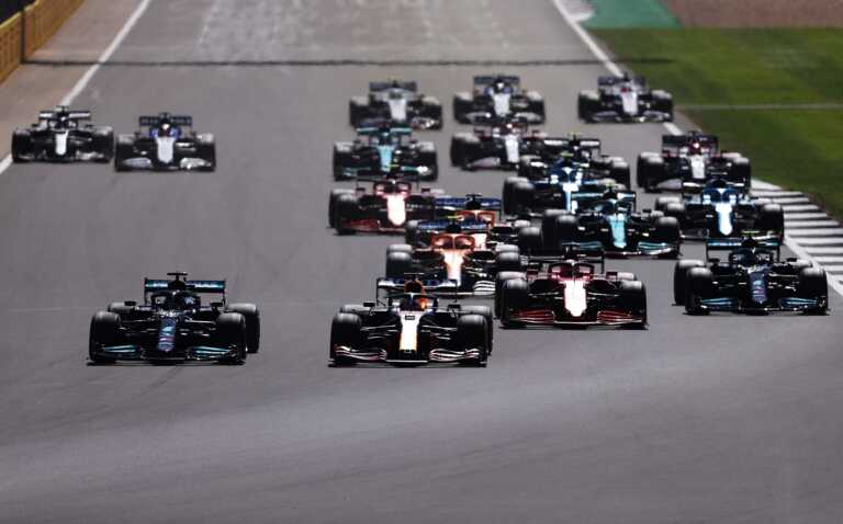 F1, Forma-1, rajt, start, Brit Nagydíj, Red Bull, Mercedes, autósportos