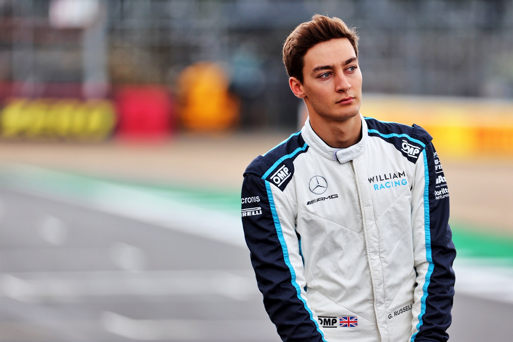 Russell beszélt a stewardokkal, és vitába szállt velük