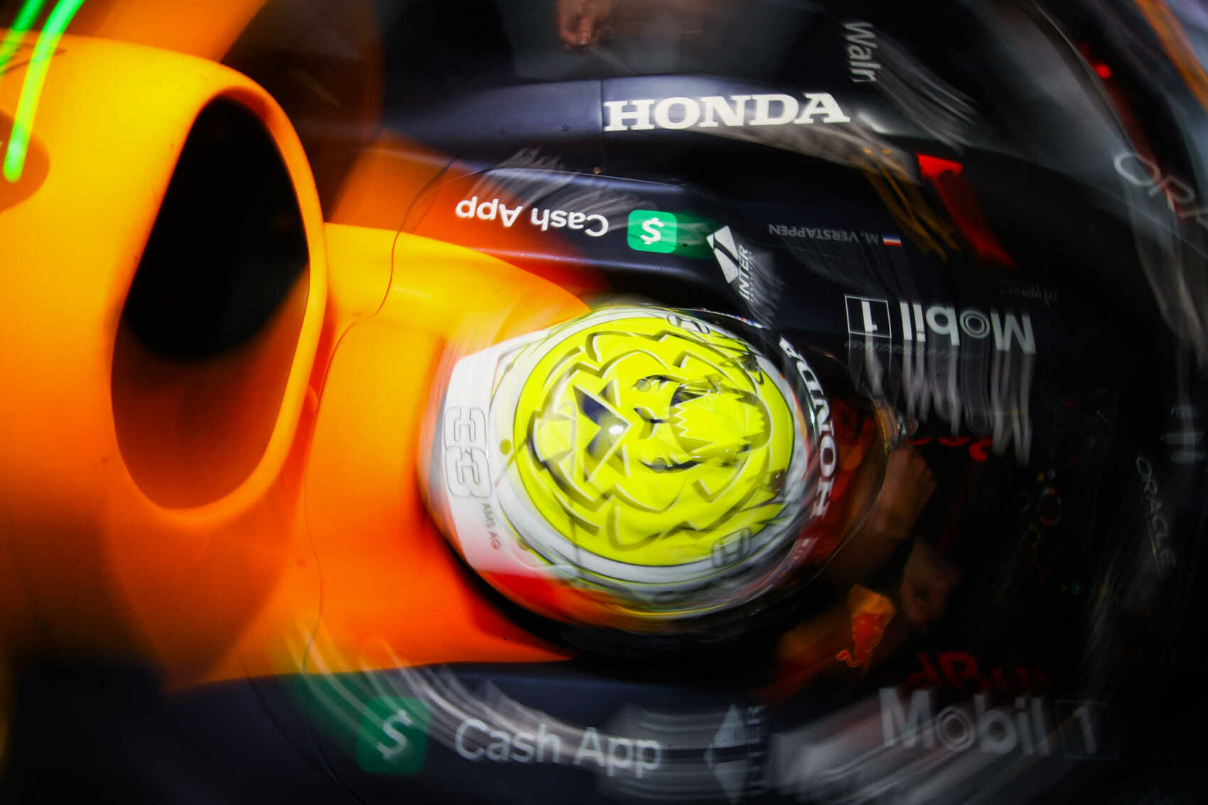 Verstappen az élen a két Mercedes előtt