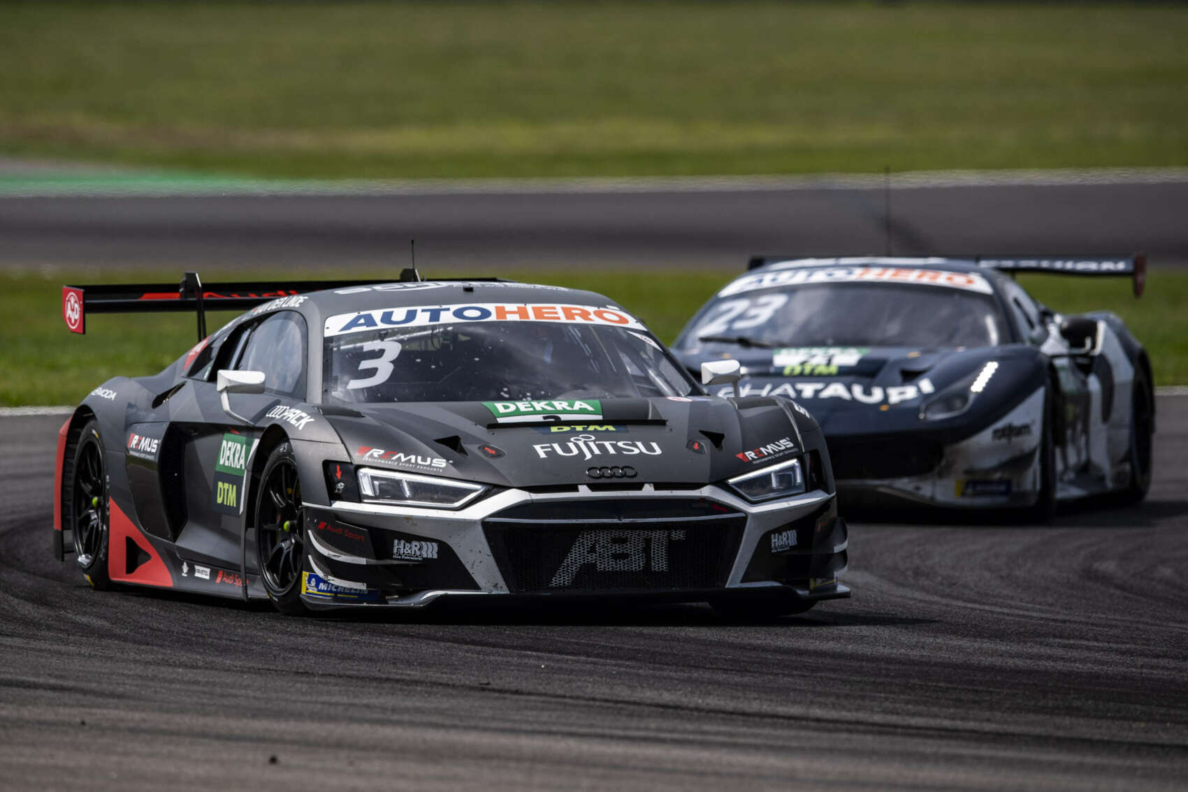 Van der Linde újabb győzelmet aratott, ezúttal a Nürburgringen