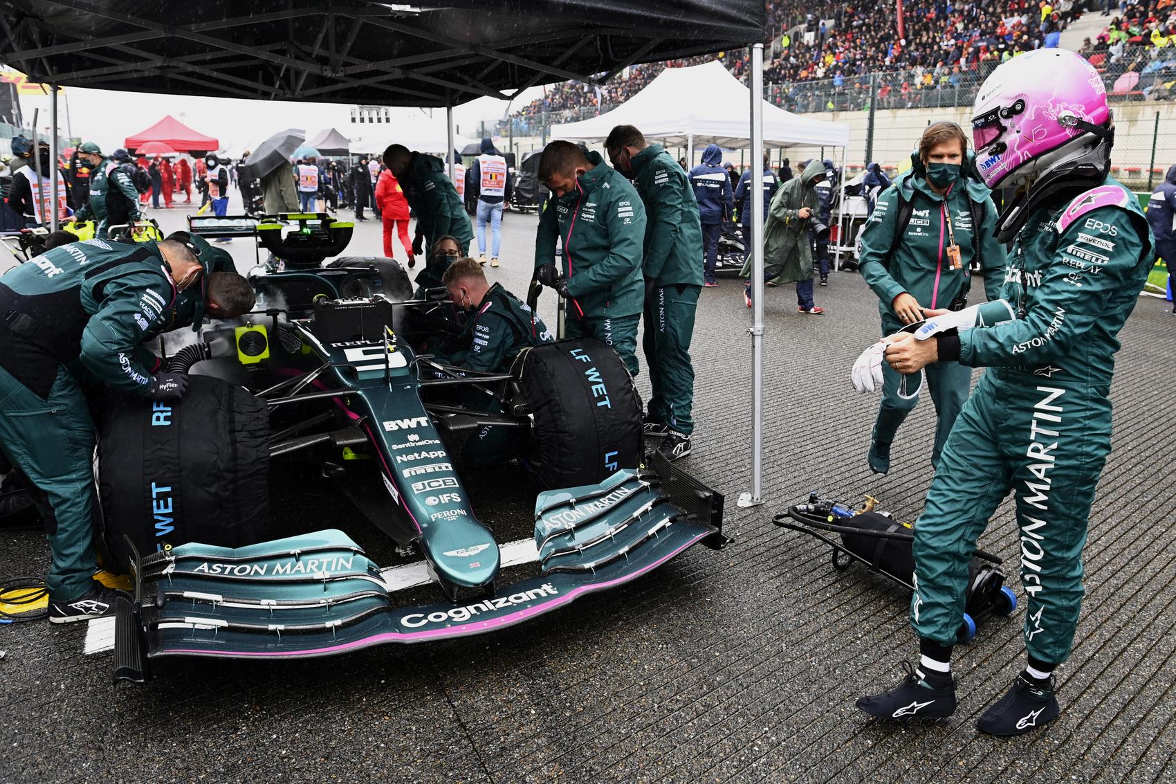Vettel szerint a pénz az oka, hogy nem fújták le előbb a versenyt