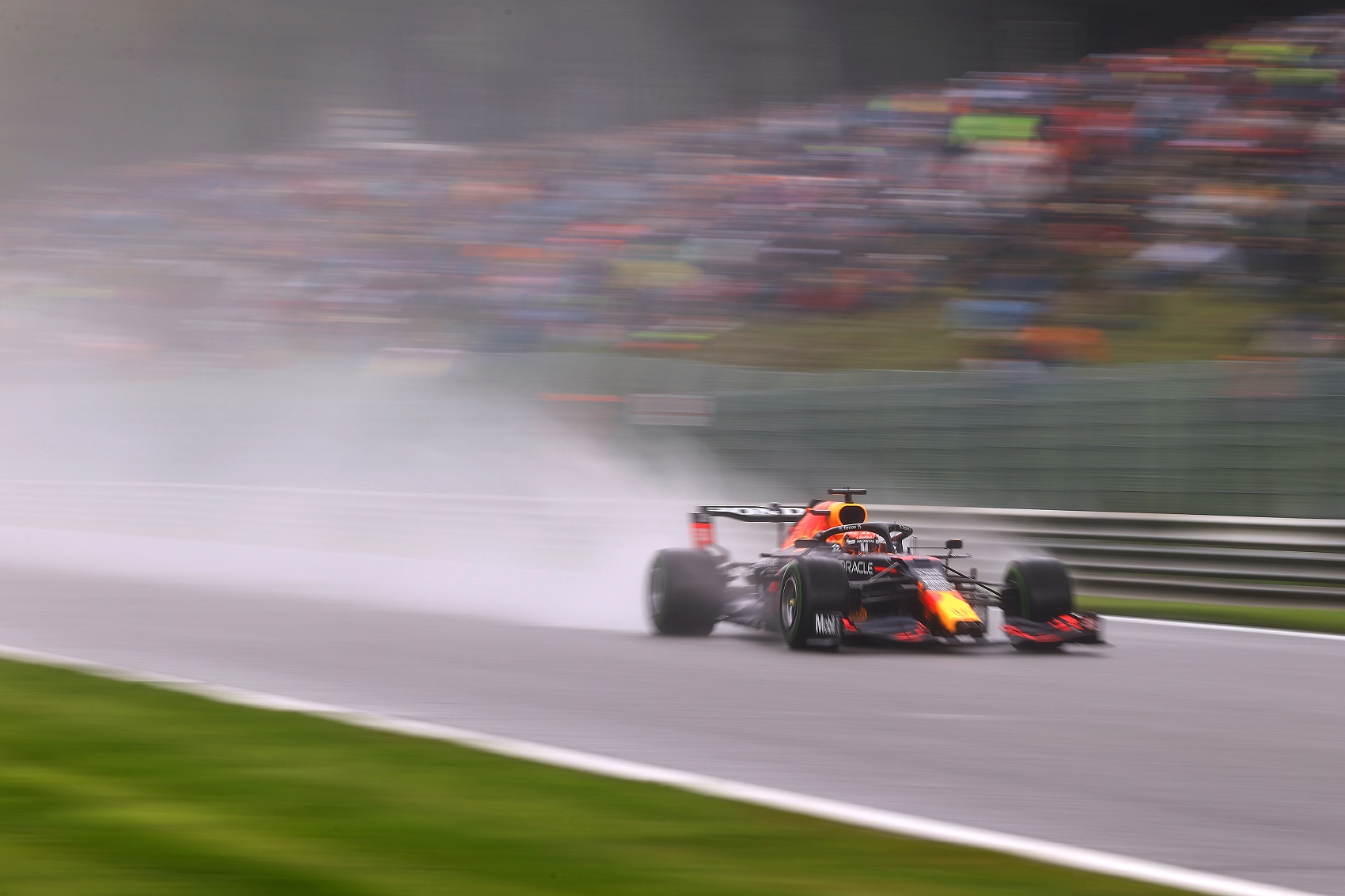 Verstappen nyerte a harmadik szabadedzést, vizes körülmények között