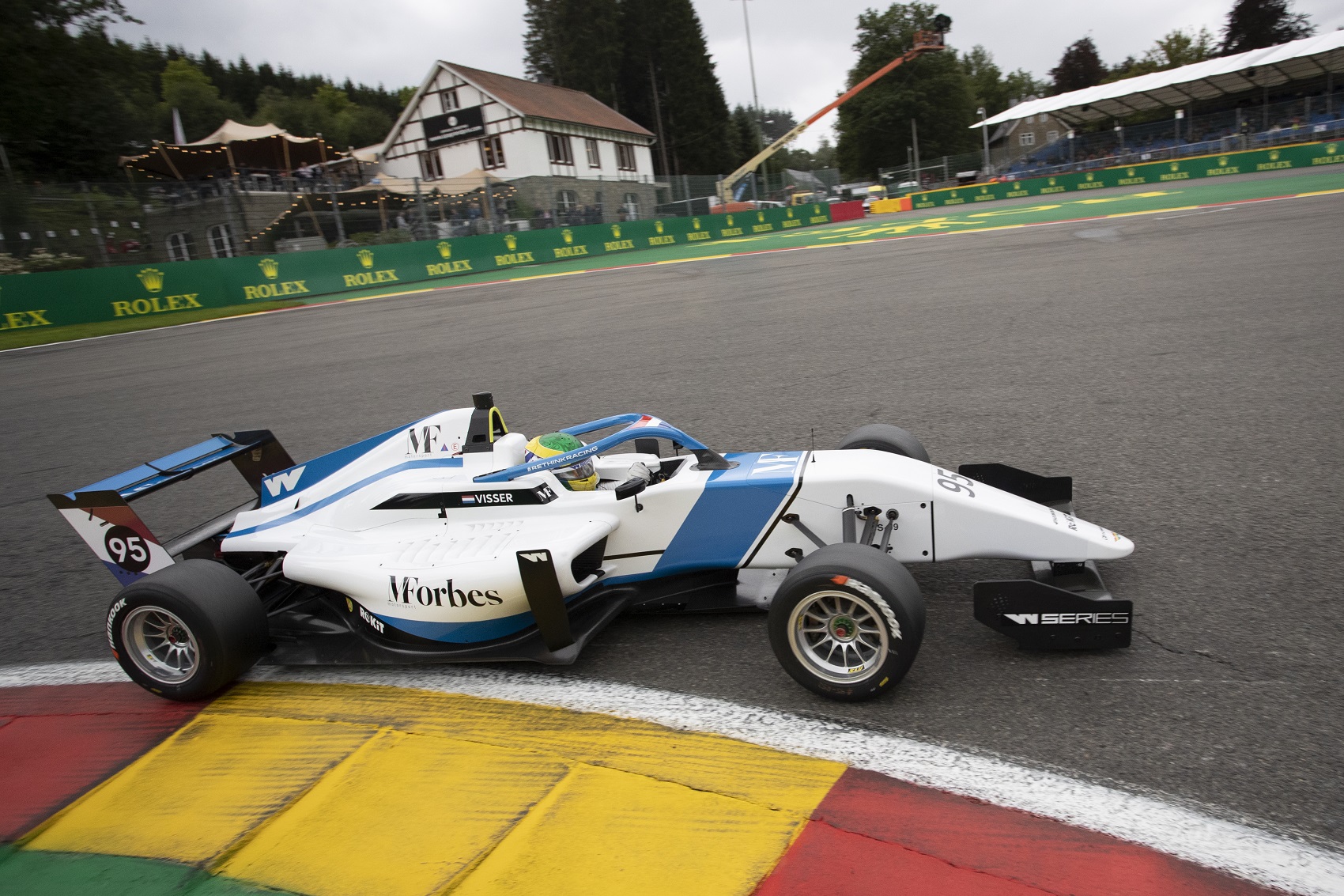 Minden érintett W Series versenyzőt kiengedtek a kórházból