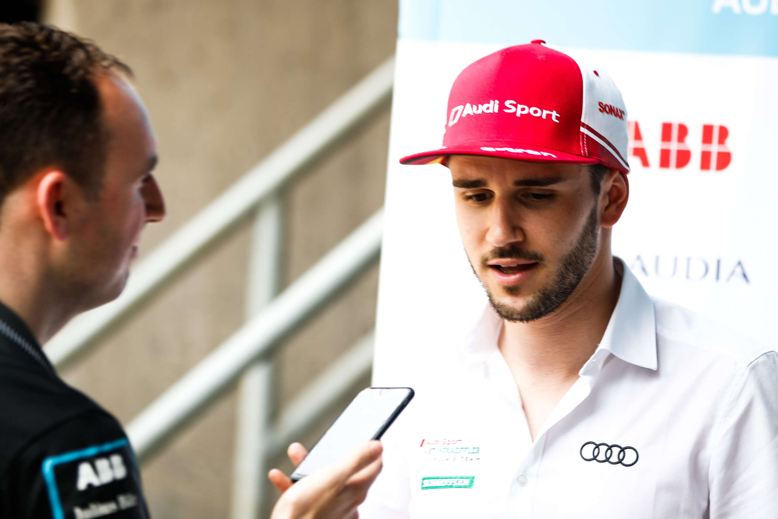 Énekessé avanzsált az egykori Formula E pilóta