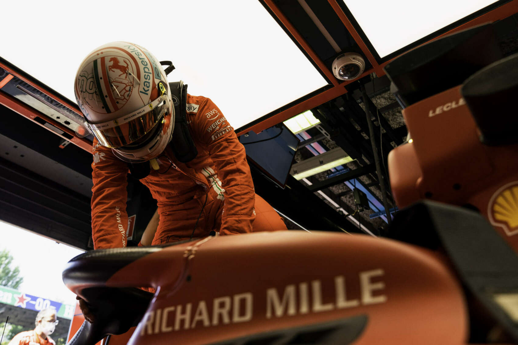 Leclerc édesanyja és barátnője is mehetett egy Ferrarival!