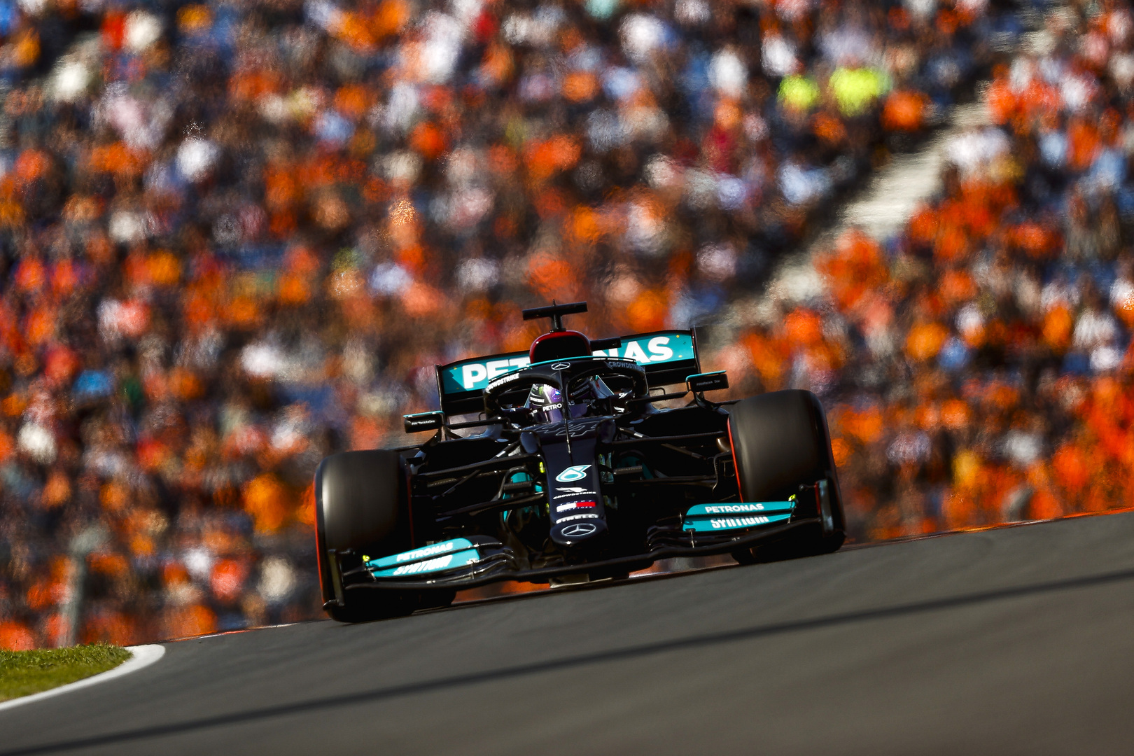 Nem vált a Mercedes, marad a Petronas a csapat szponzora