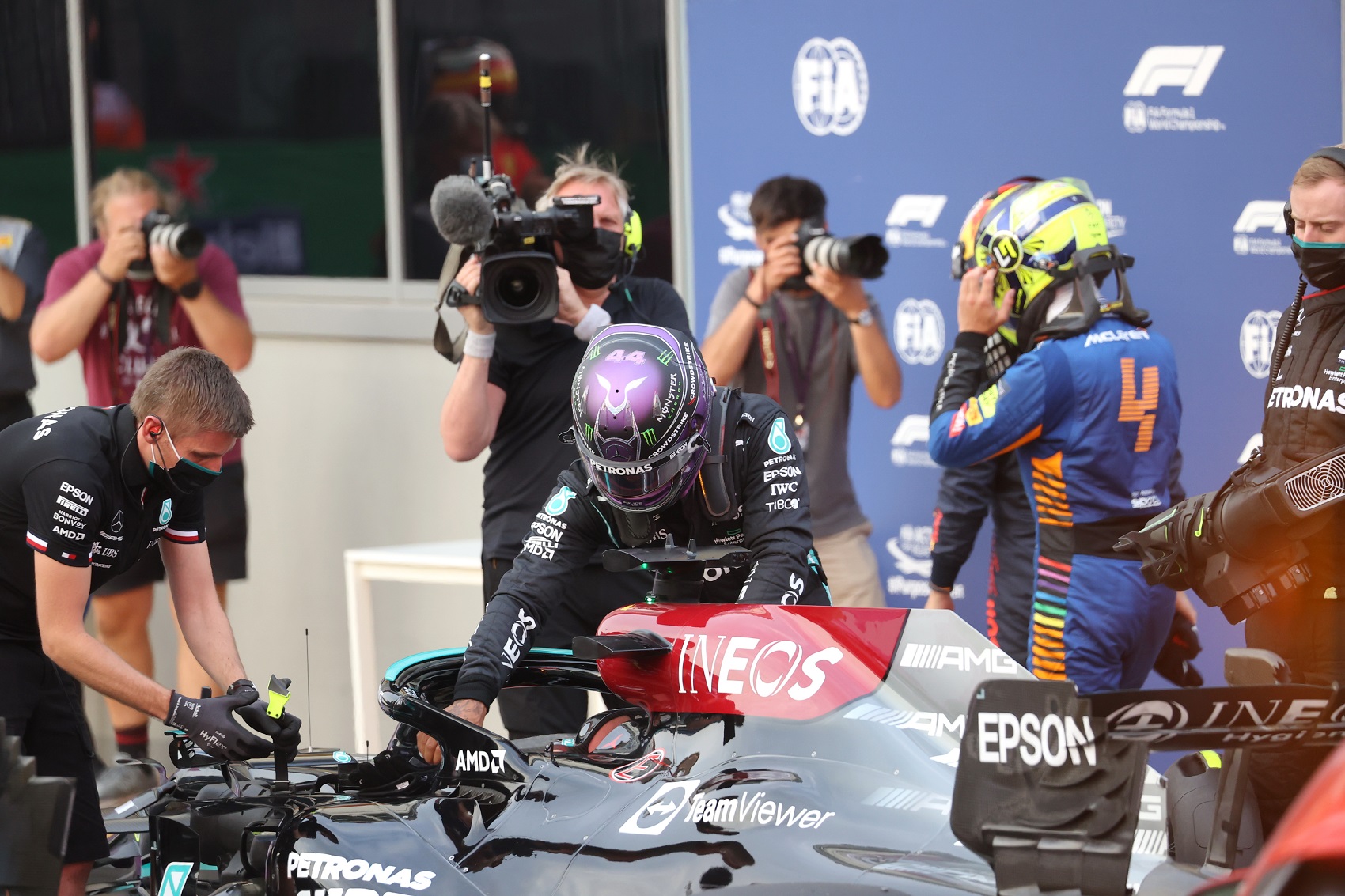 Hamilton könnyű győzelmet jósol Verstappennek