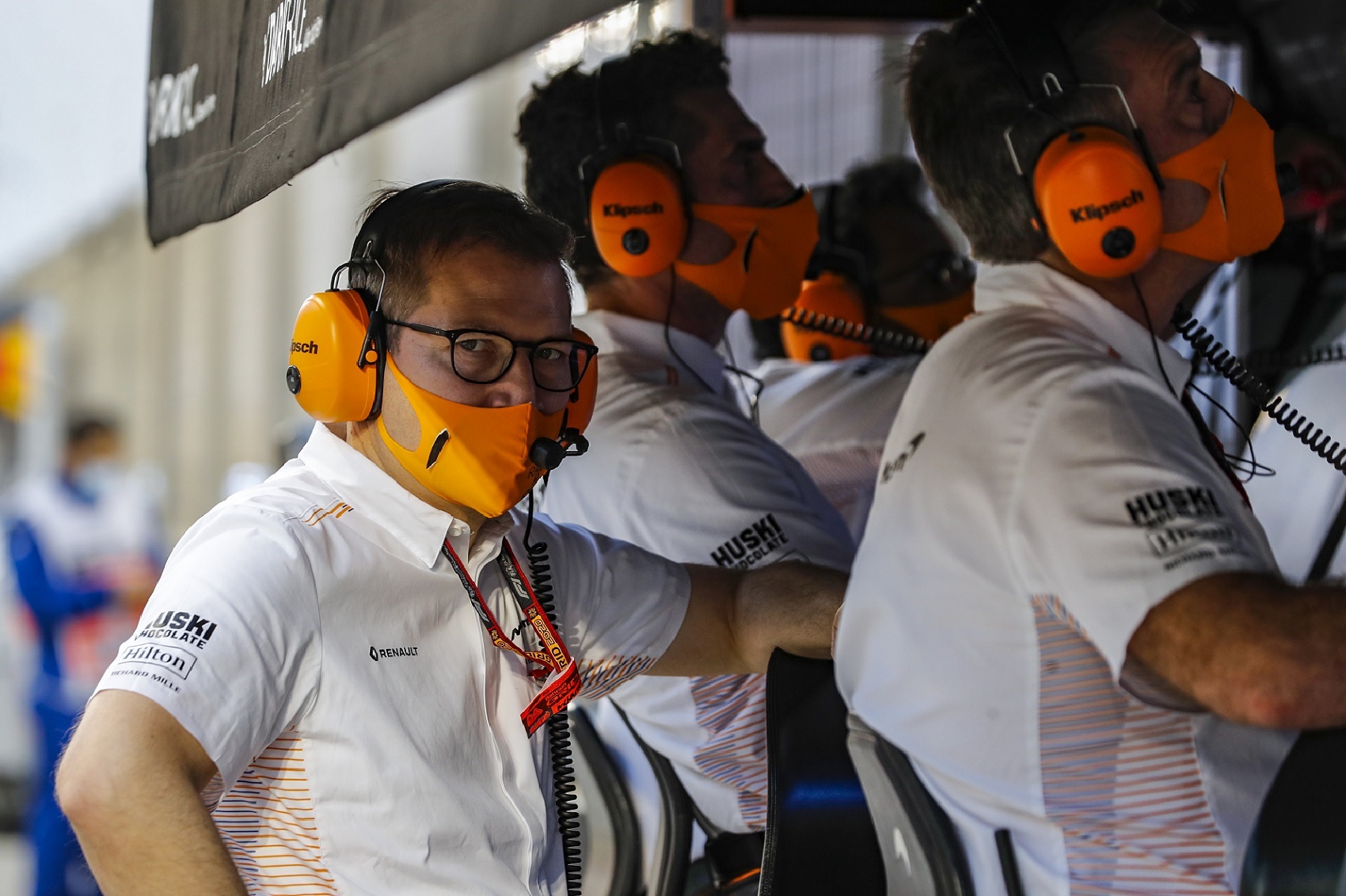A McLaren profitálna még Hamilton és Verstappen ütközéseiből