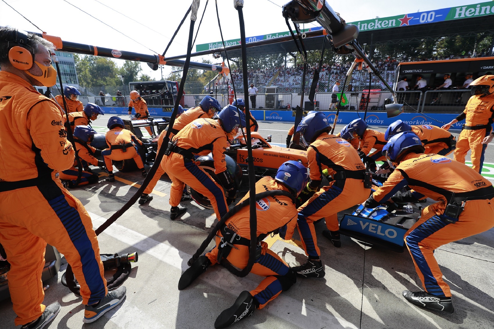 A McLaren a boxutcában is lenyomott mindenkit az Olasz Nagydíjon!