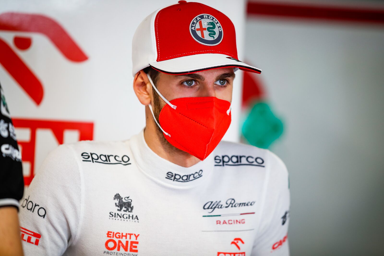 A Ferrari Giovinazzi mögött áll az Alfa másik üléséért folytatott harcban