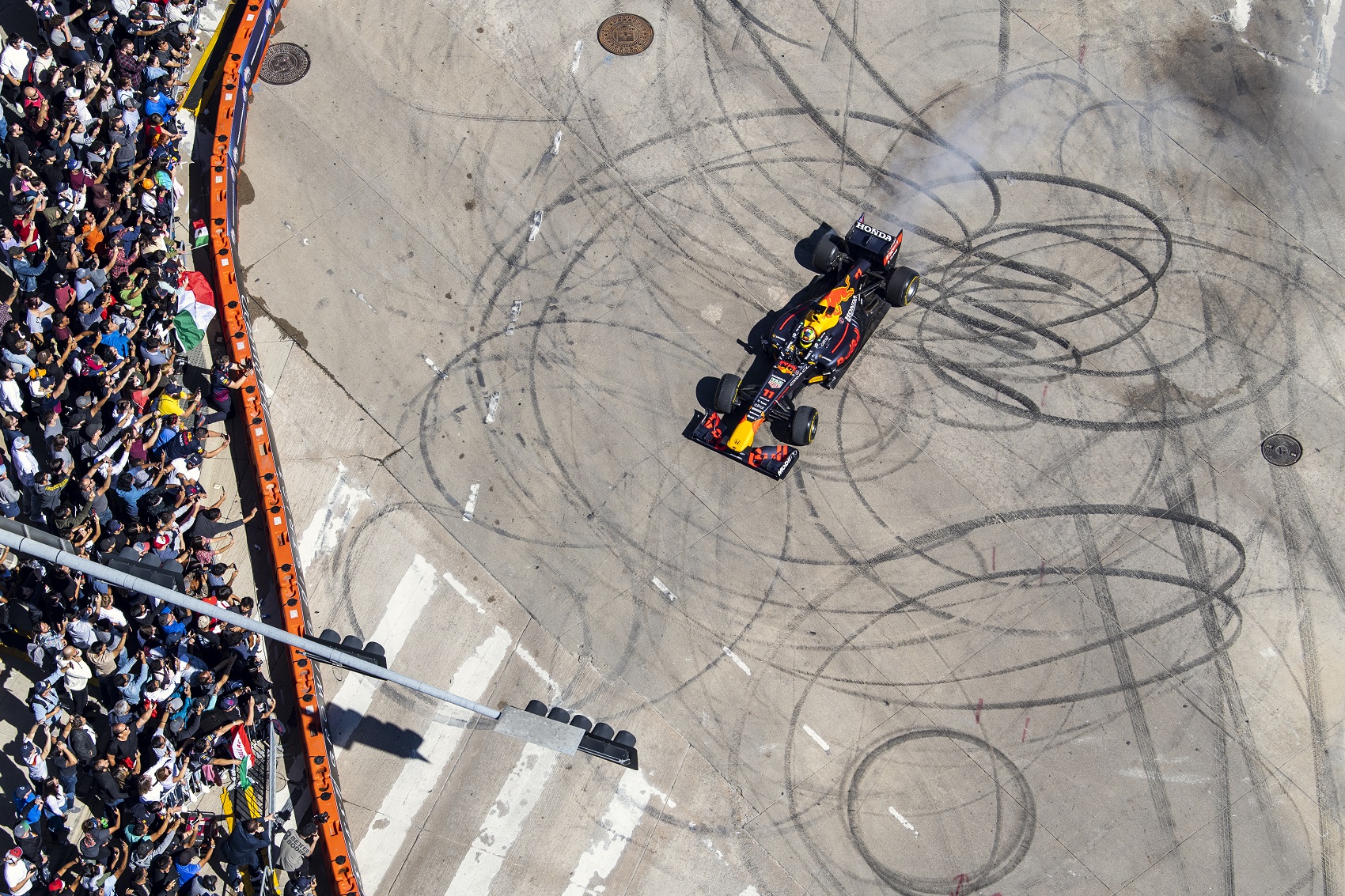 Vettel autójával demózott Sergio Pérez!