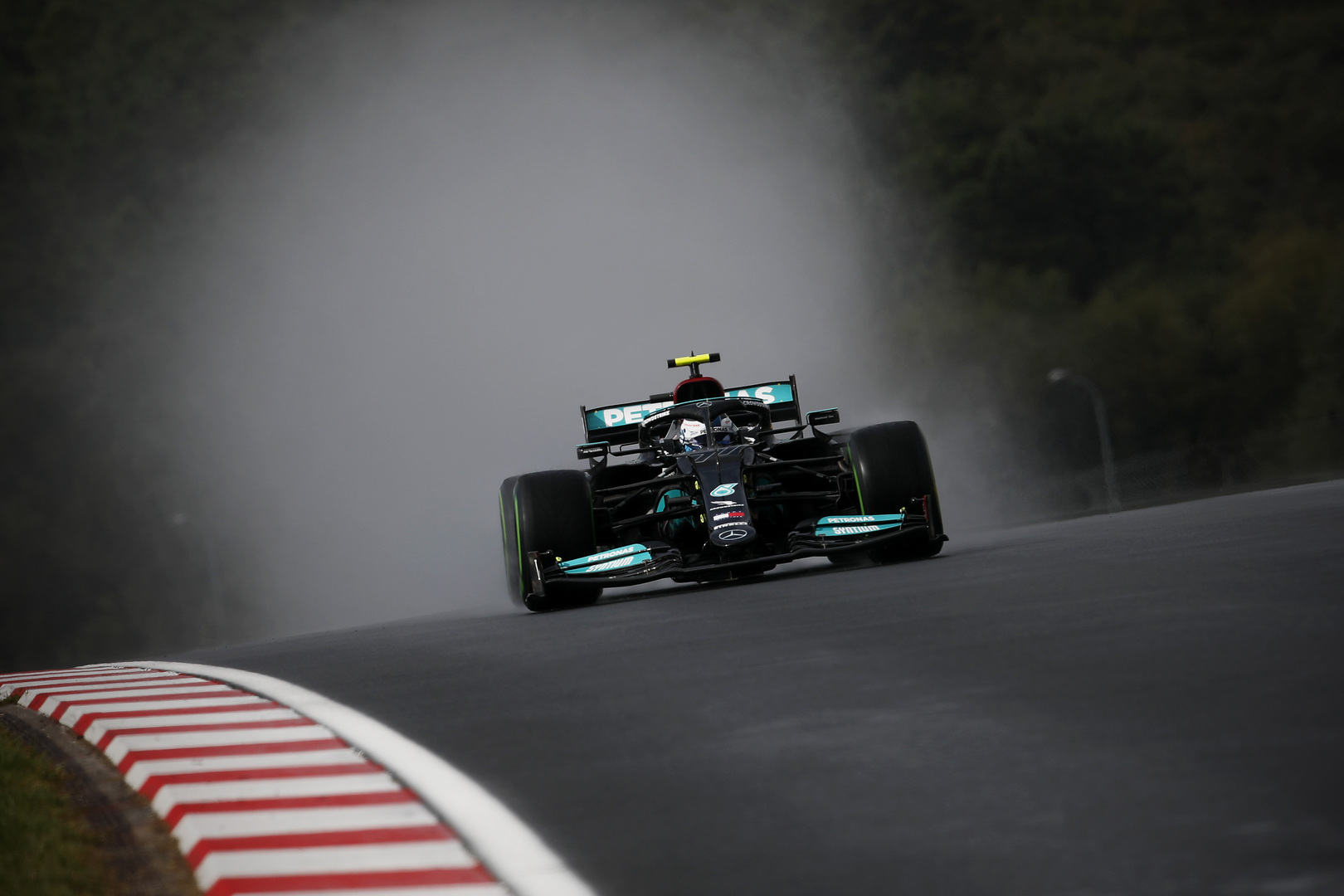 Bottas idei első győzelmét aratta az eső nélküli, de vizes Török Nagydíjon