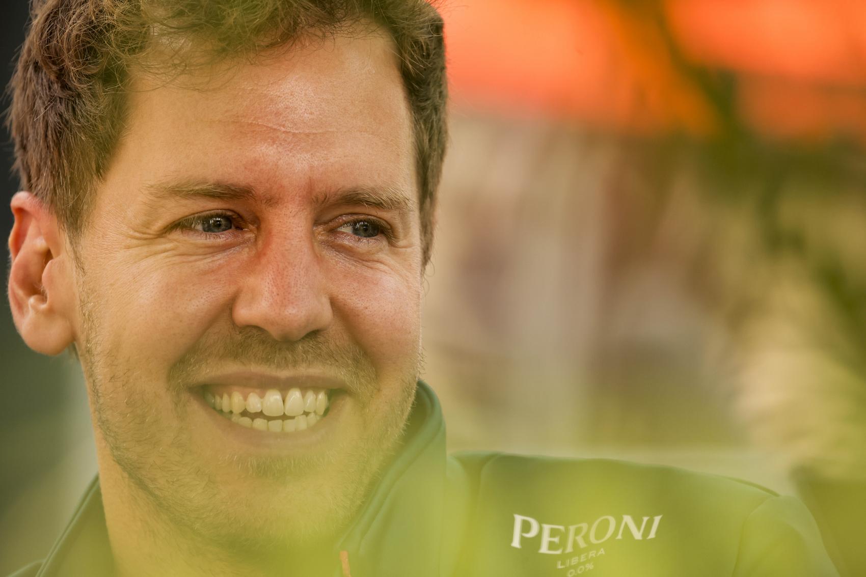 Vettel egy ex-versenyző farmján járt a két versenyhétvége között