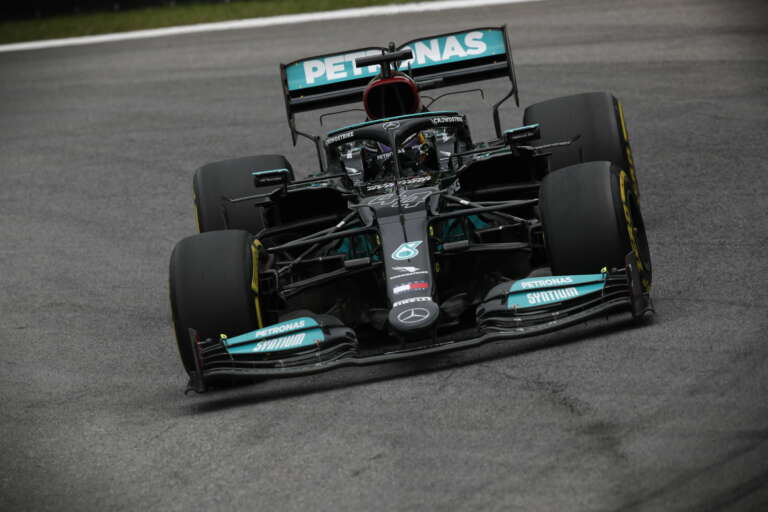 Mercedes: 0,2 milliméteren múlott Hamilton kizárása