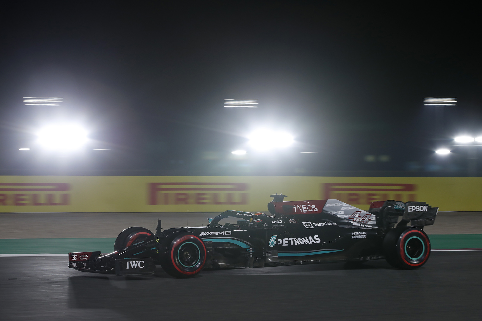 Hamilton aggódik a tempója miatt: Egyáltalán nem vagyok közel