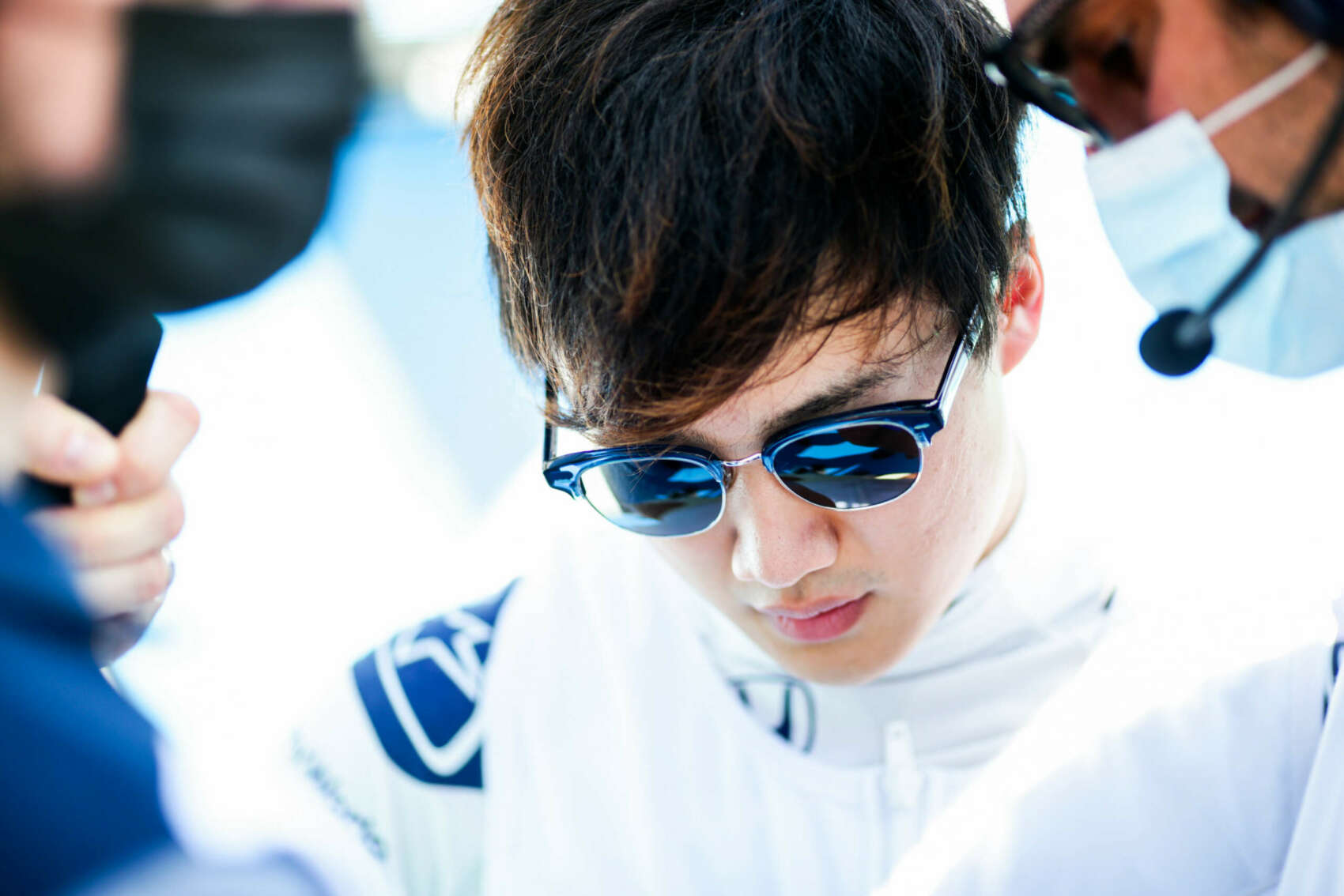 Seprűt ragadott a Forma-1-es versenyző, és takarítani kezdte a sárral teli utcákat