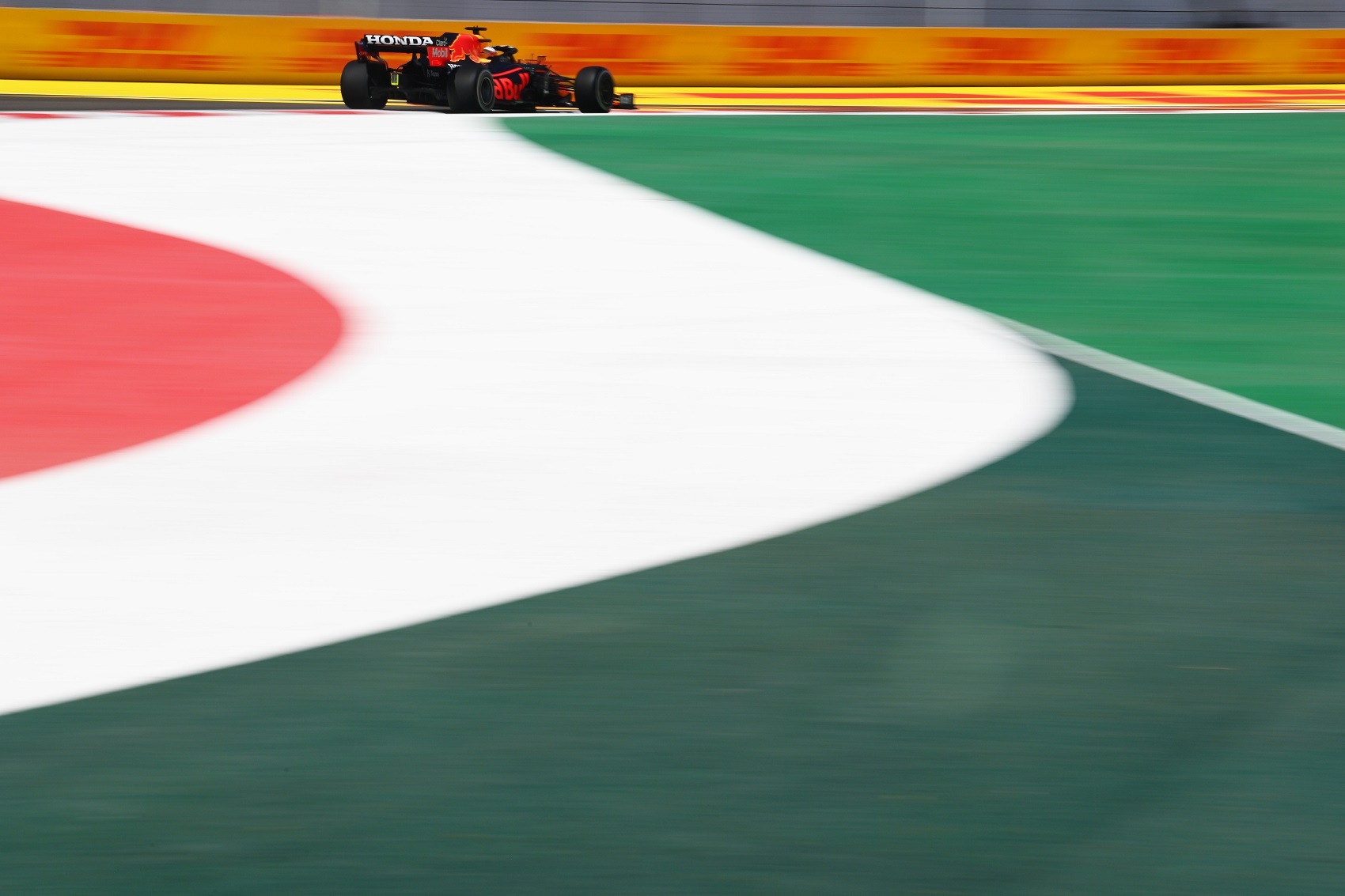 Verstappen volt a leggyorsabb, Vettel újfent a McLarennél állt meg