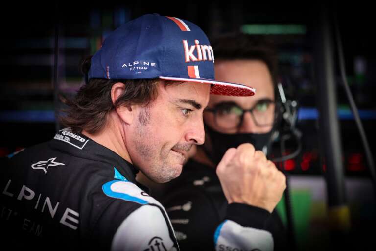 Alonso: Furcsa érzés volt egy dobogón lenni a bajnokaspiránsokkal
