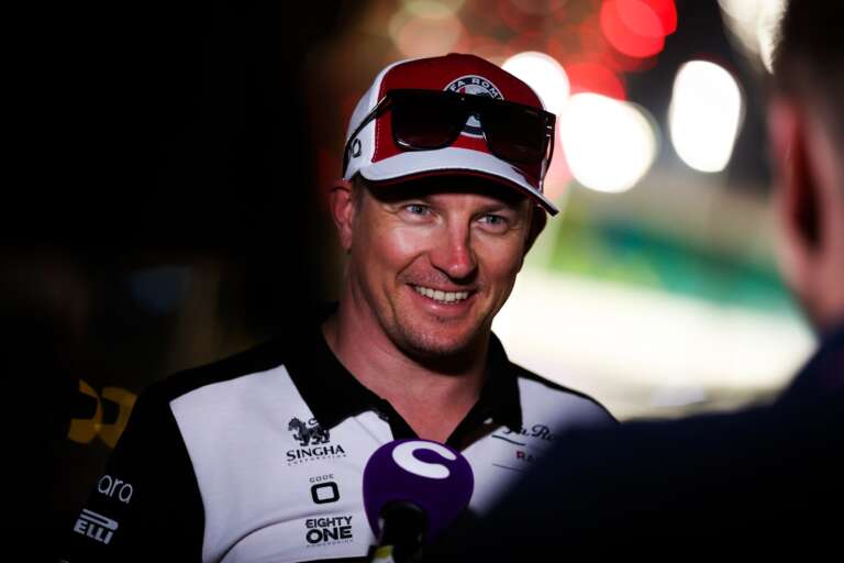 Gondoltad volna, hogy Räikkönen mutatja meg, hogy “kell” profin szelfizni?