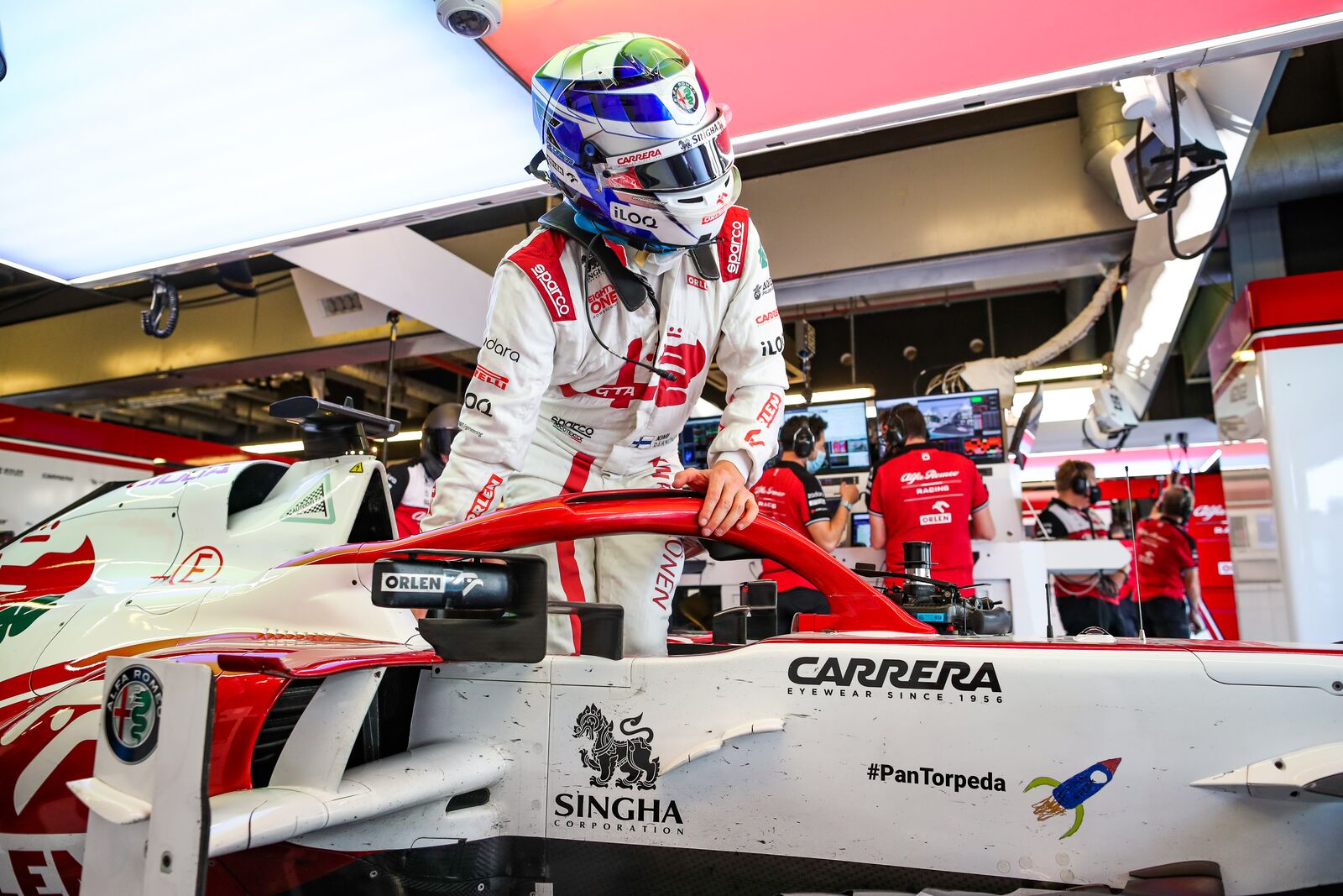 Távozók, csapatváltók, jubileum: különleges sisakfestések az idényzárón