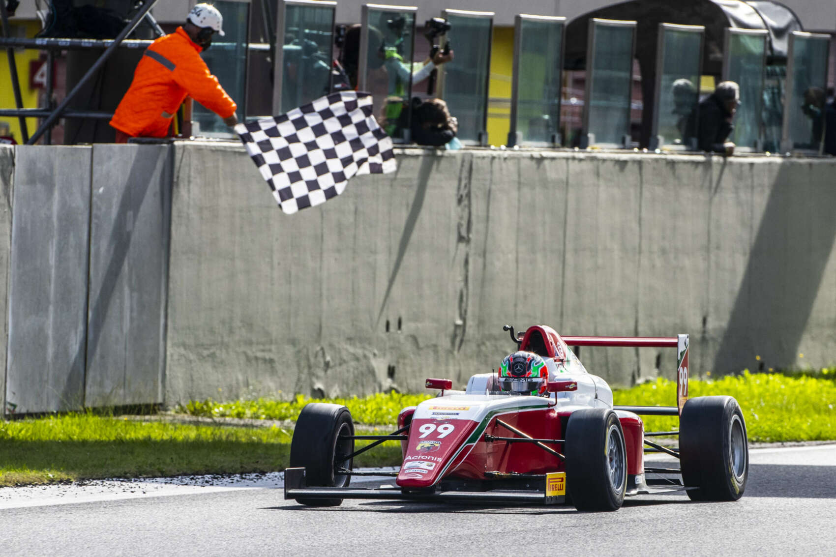 3 ezred döntött Abu Dhabiban az F4-es futamgyőzelemről