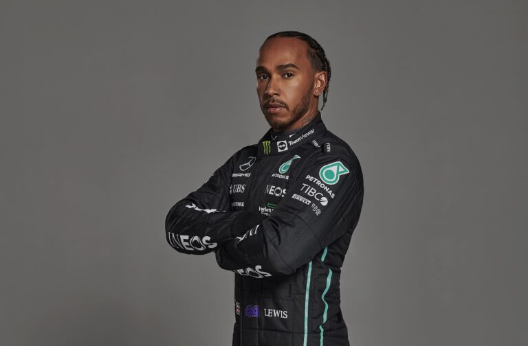 Nevet változtat Lewis Hamilton