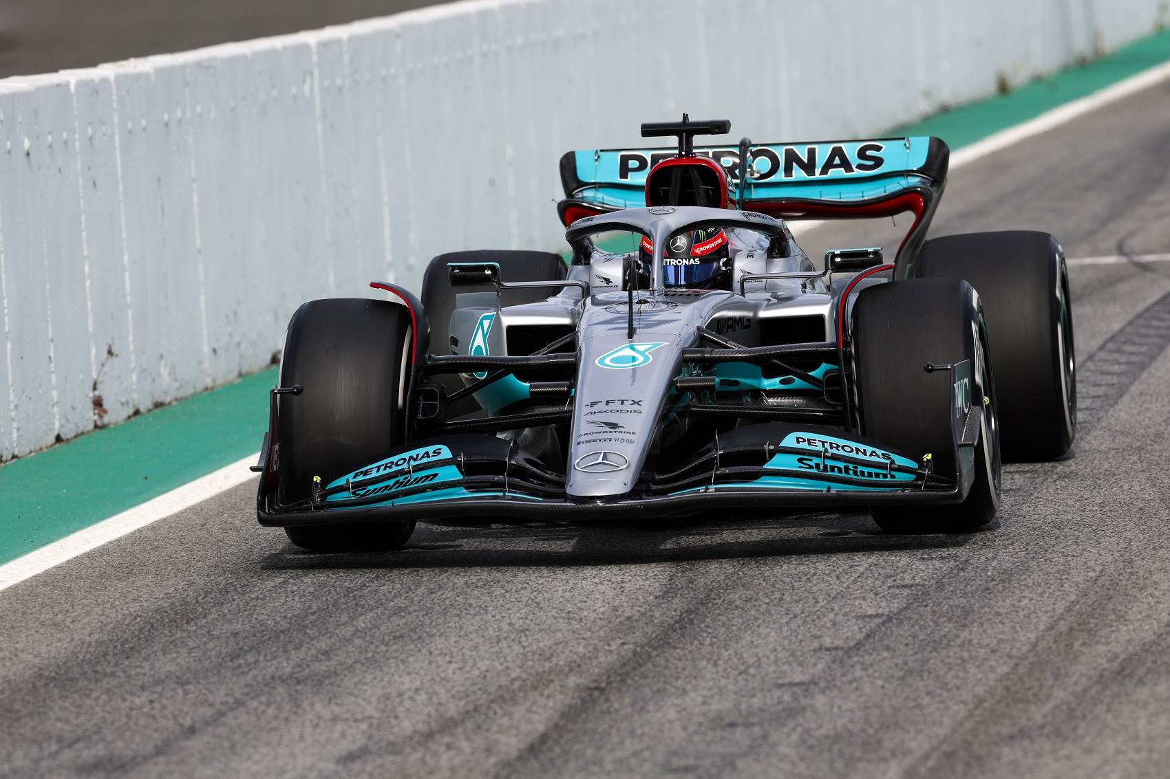 Russell végzett az élen, többen megálltak a pályán