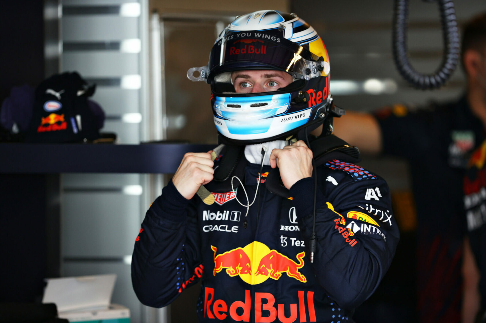 A Red Bull még a létezését is törölte, de ő visszatér az autóversenyzés világába