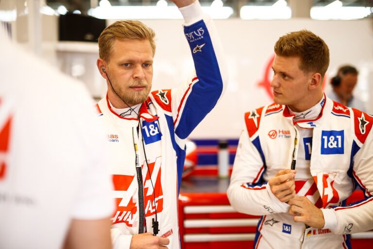 Magnussen megmutatja Schumachernek, hogy milyen magasan van a léc