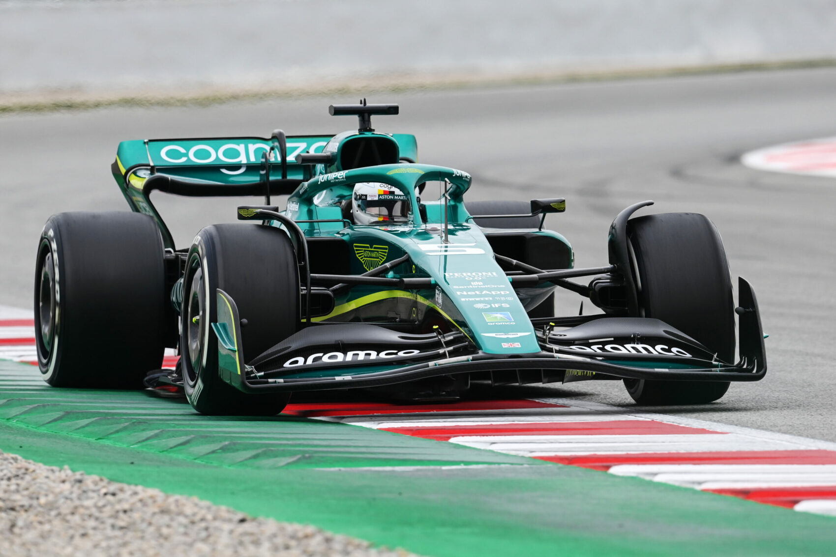 Aston Martin: Egy jó autó lesz a kulcs Vettel megtartásához