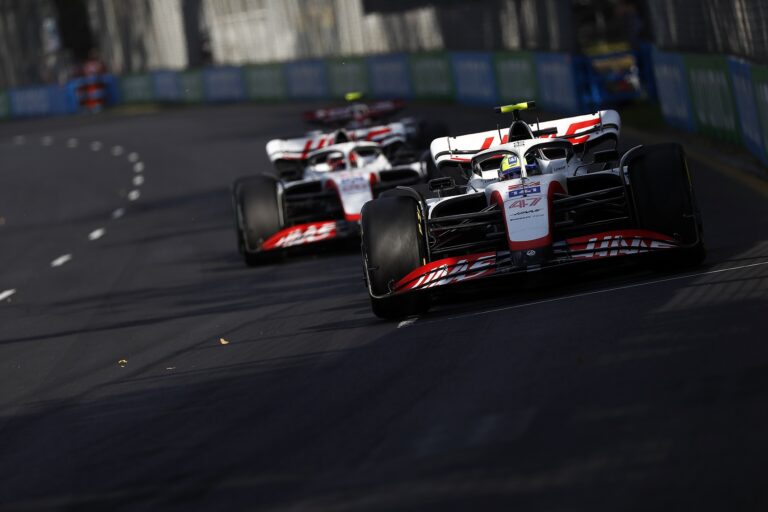 A csapatok arra kérik az FIA-t, hogy tisztázza a „fehér Ferrari” helyzetét