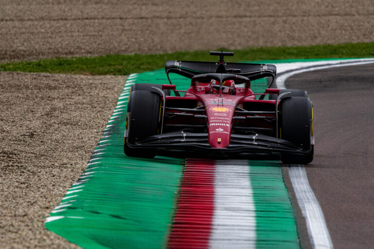 Megúszta a Ferrari a szabálytalannak tűnő imolai padlólemeztesztet