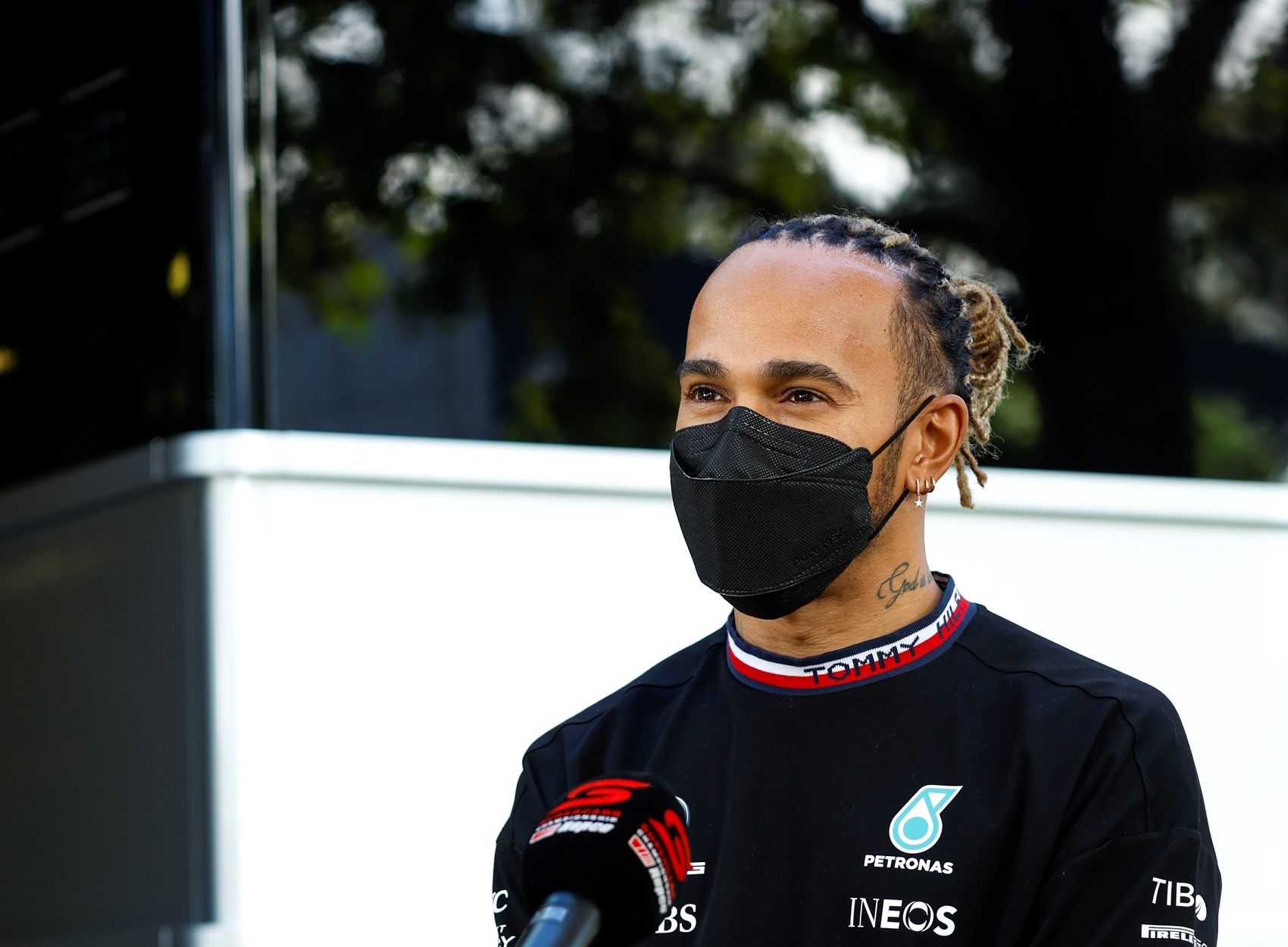 Vasszigorral bünteti az FIA az ékszerrel autóba ülőket