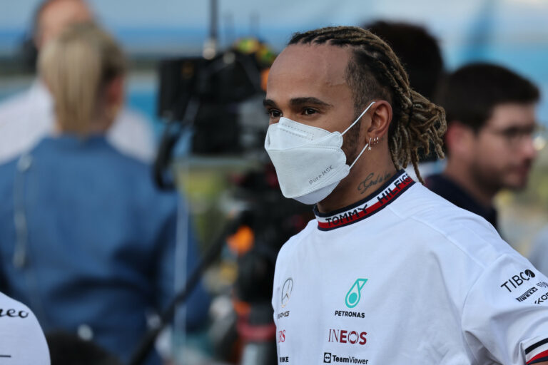 Hamilton magasról tesz az FIA szigorításaira, és nem vágja le a fülét