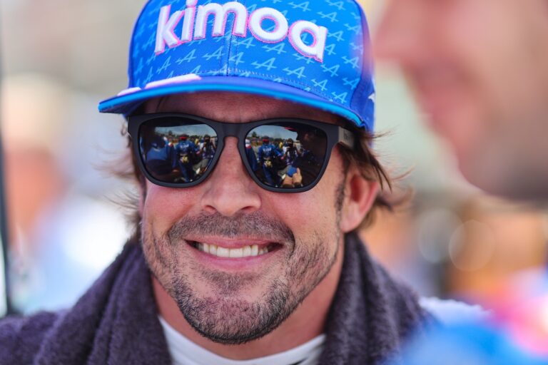 Többet kereshet és akár három évig is maradhat Alonso az Aston Martinnál