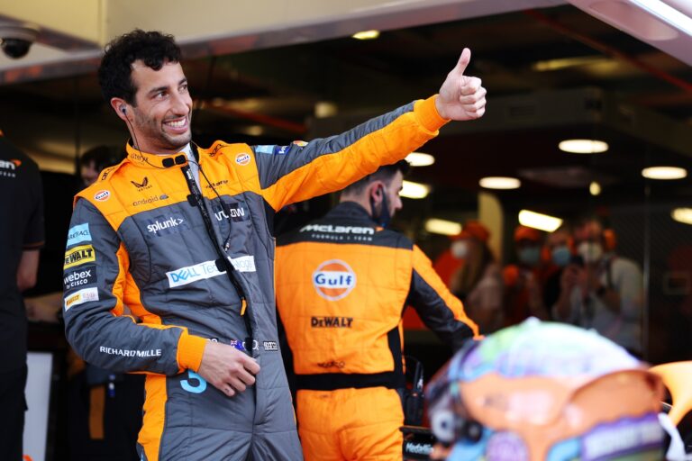 Ricciardo a Deadpool és az Adam-projekt sztárjával „csatázik”
