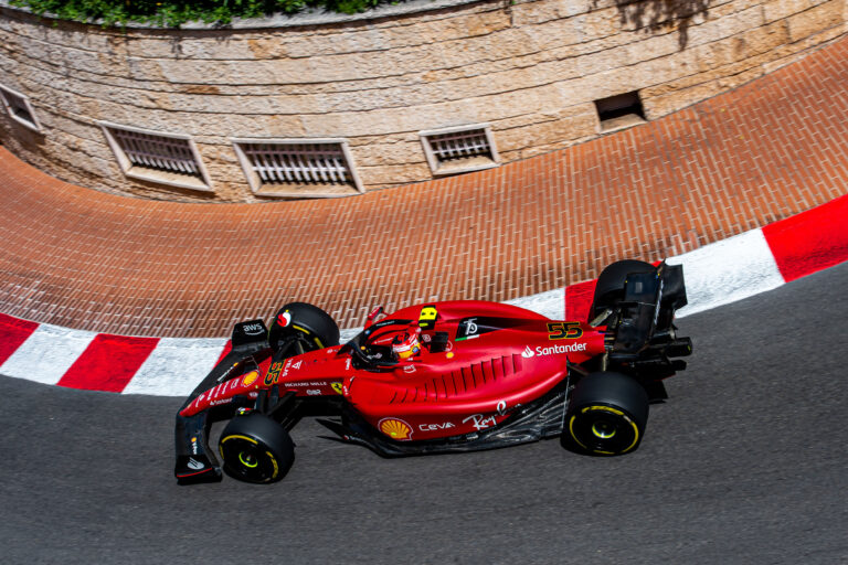 A Ferrari és a Mercedes lubickolt, míg a Red Bull vakarta a fejét az első szabadedzésen