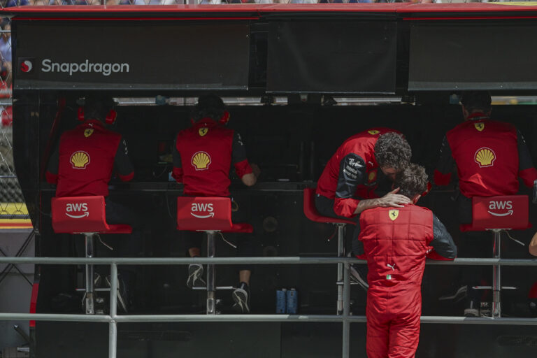 Surer kiakadt a Ferrarira: A stratégákat ki kell rúgni