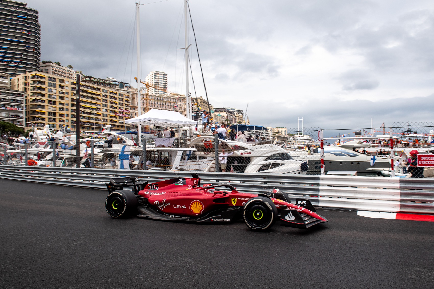Nemzetközi sajtó: A Ferrari ezüsttálcán nyújtotta át a győzelmet