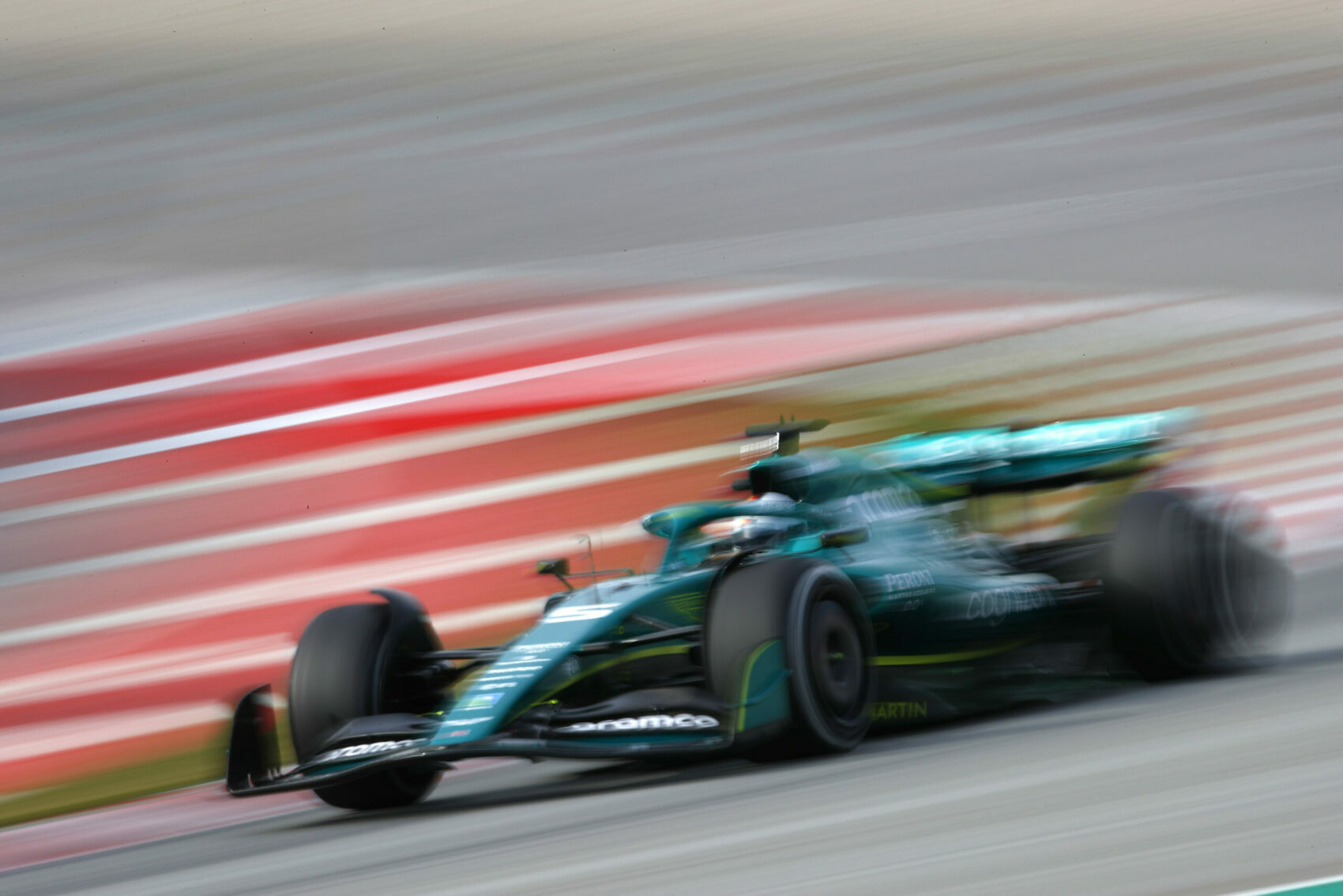 Az Aston Martin a Mercedes után most a Ferrarit másolja?