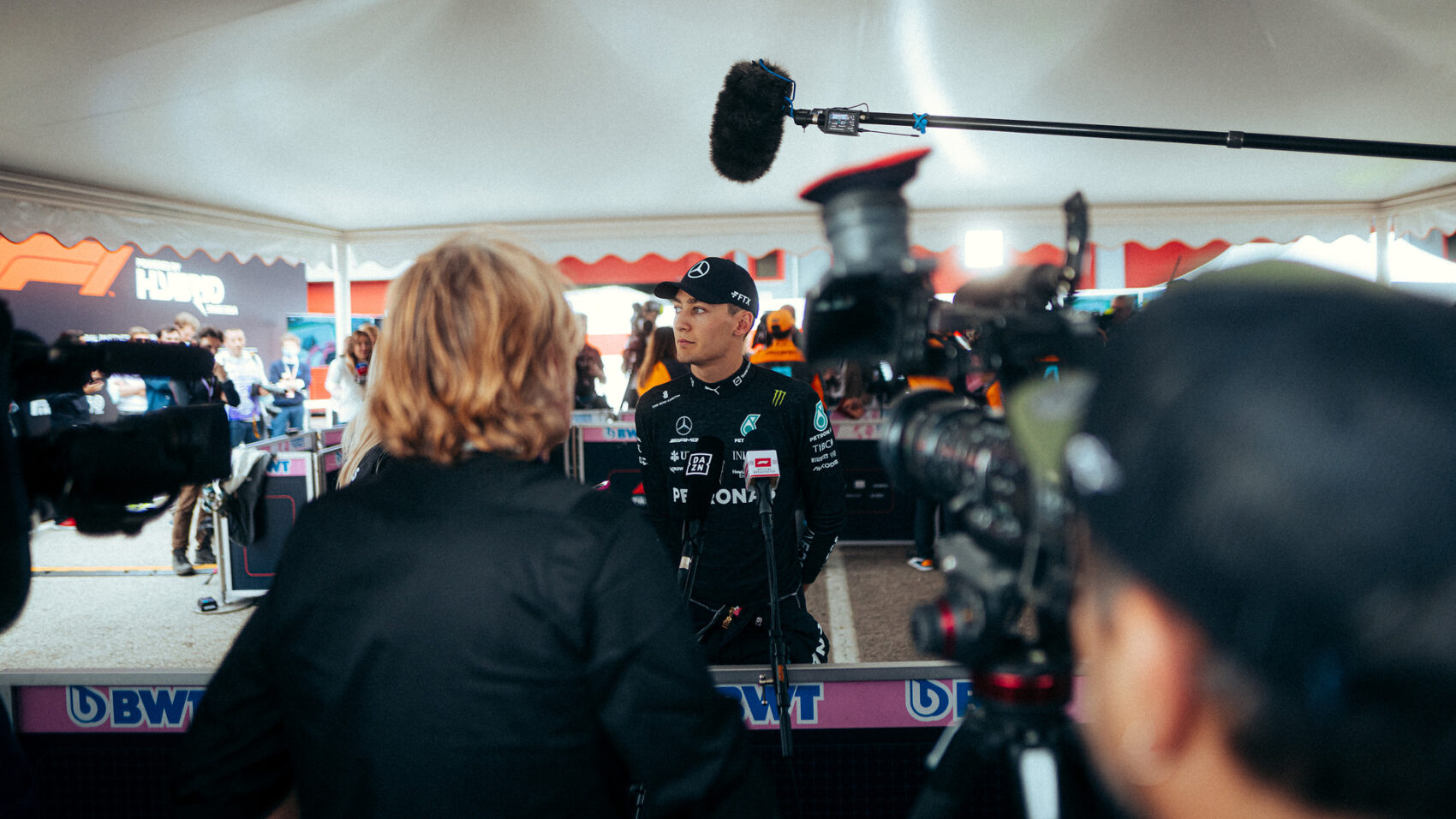 Russell: A Williamses küszködés is segít most a Mercedesnél