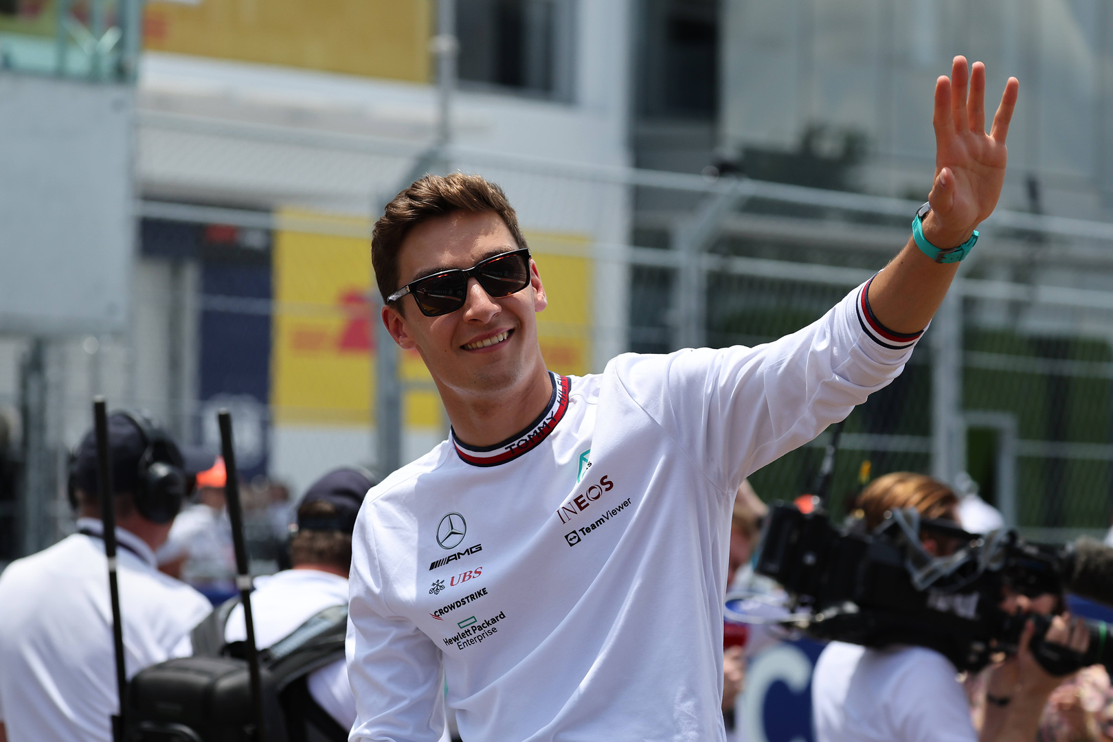 Russell csupasz felsőtesttel hódítja meg a naplementét – videóval