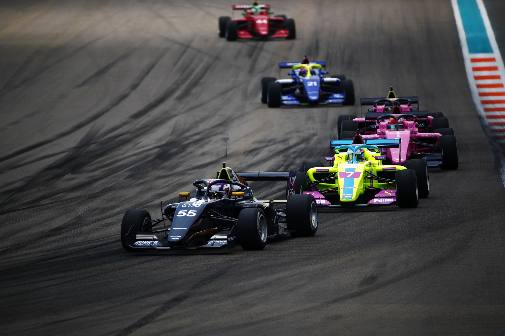 Hamilton: Sokkal jobban kellene segítenünk a hölgyversenyzőket