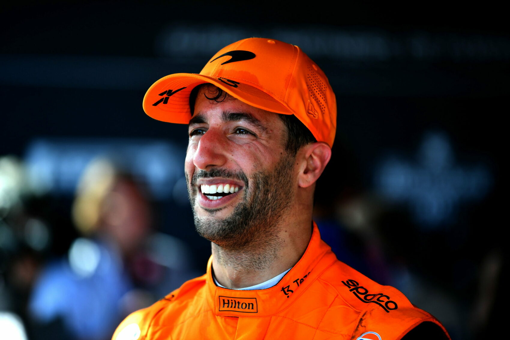 Ricciardo dalra fakadt vezetés közben