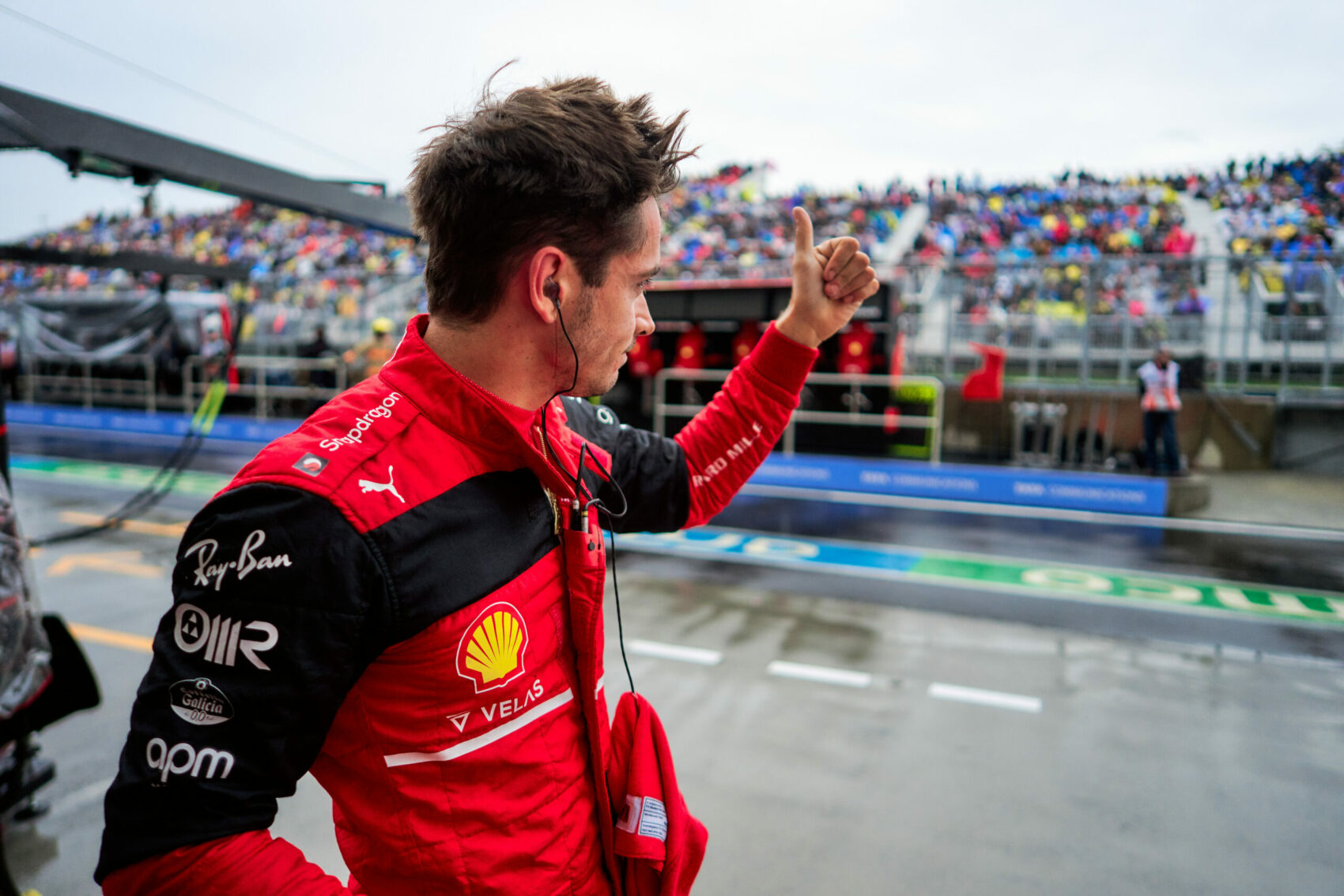 Jóval nehezebb helyzetben van, de Leclerc nem követi Verstappen példáját